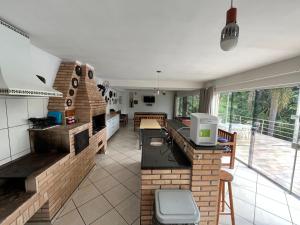eine Küche und ein Wohnzimmer mit einer Arbeitsplatte und einer Küche in der Unterkunft Chácara em Mairinque - Porta do Sol com seg 24 hs in Mairinque