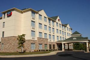 ニューアークにあるTownePlace Suites Wilmington Newark / Christianaの白い大きな建物