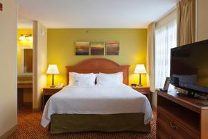 Ліжко або ліжка в номері TownePlace Suites Wilmington Newark / Christiana