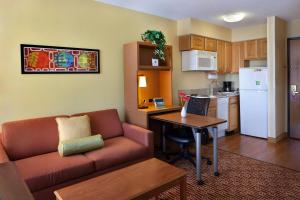 uma sala de estar com um sofá e uma cozinha em TownePlace Suites Wilmington Newark / Christiana em Newark