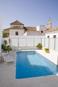 uma piscina ao lado de um edifício em Los Helechos em Sanlúcar de Barrameda
