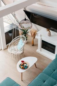 uma sala de estar com um baloiço e uma lareira em Black & White Panoramic em Rimetea