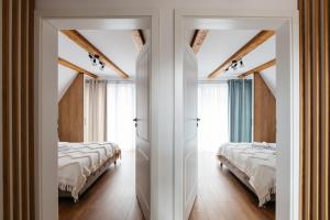 sypialnia z 2 łóżkami i 2 oknami w obiekcie Black & White Panoramic w mieście Rimetea