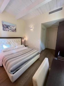 a large white bedroom with a large bed in it at Modus Vivendi - Room E Relax in Brisighella