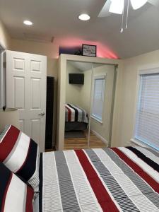 een slaapkamer met een bed en een kamer met een spiegel bij NEW Private House B with Carports EV Plugin L2 in Twin Falls
