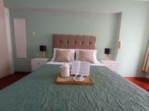 سرير أو أسرّة في غرفة في Habi baño Compartido Grimaldo 1