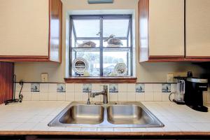 een keuken met een spoelbak en een raam bij Waller's Hollow in Edisto Beach +38 foto's