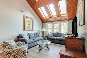 een woonkamer met twee banken en een tv bij Waller's Hollow in Edisto Beach