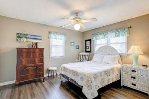 een slaapkamer met een bed en een plafondventilator bij Waller's Hollow in Edisto Beach