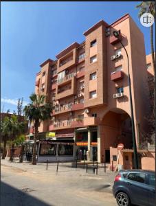 El edificio en el que está el departamento