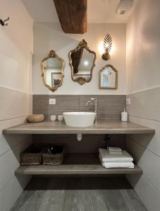 baño con lavabo y espejos en la pared en Le refuge d'Henriette - Vannes, en Vannes