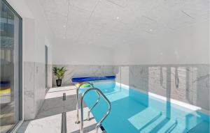 Bazén v ubytování Nice Home In Ebeltoft With Private Swimming Pool, Can Be Inside Or Outside nebo v jeho okolí