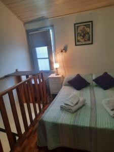 1 dormitorio con 1 cama con toallas en Quinta sección Depto. Equipado en Mendoza
