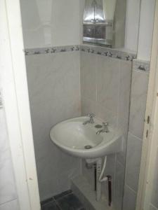 Baño blanco con lavabo y espejo en Quinta sección Depto. Equipado en Mendoza