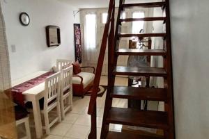 una sala de estar con una escalera que conduce a un dormitorio en Quinta sección Depto. Equipado en Mendoza