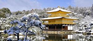 ein chinesisches Gebäude in einem Park mit schneebedeckten Bäumen in der Unterkunft Happy Osaka House in Osaka