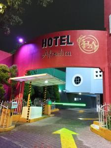 una entrada de hotel con un cartel en ella por la noche en Hotel Afrodita en Ciudad de México
