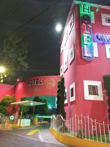 un edificio rojo con un hotel por la noche en Hotel Afrodita en Ciudad de México