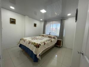- une chambre avec un lit dans une pièce dotée d'une fenêtre dans l'établissement Alicia's Place 10 min from AirPort, à Alajuela