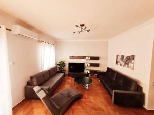uma sala de estar com um sofá e uma lareira em Lovely 2-Bedroom 4th Floor House Large Patio em Atenas