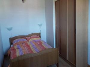 Rúm í herbergi á Rooms by the sea Sveti Petar, Biograd - 20611