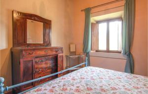 een slaapkamer met een bed, een dressoir en een spiegel bij Lovely Apartment In Volterra With Wifi in Volterra