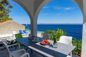 ein Tisch auf einer Terrasse mit Blick auf das Meer in der Unterkunft Apartments by the sea Prigradica, Korcula - 20871 in Blato