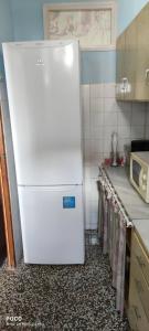 a white refrigerator in a kitchen next to a counter at Apartamento de 100 M2 con 3 habitaciones y 2 terrazas in El Verger
