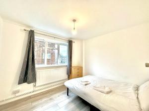 ロンドンにあるModern 3 bedroom flat Camden Townの小さなベッドルーム(ベッド1台、窓付)