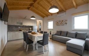 Il comprend une cuisine et un salon avec une table et un canapé. dans l'établissement 2 Bedroom Beautiful Home In Orihi, à Orihi