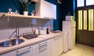 A kitchen or kitchenette at La Bella - Entire Apartment near Gozsdu udvar