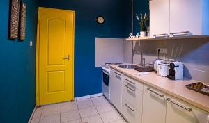 A kitchen or kitchenette at La Bella - Entire Apartment near Gozsdu udvar