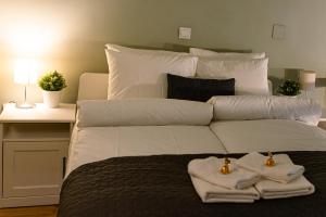 A bed or beds in a room at La Bella - Entire Apartment near Gozsdu udvar