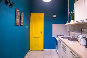A kitchen or kitchenette at La Bella - Entire Apartment near Gozsdu udvar
