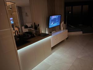 Malowesso Magic Apartment في فواديسوافوفو: غرفة معيشة مع تلفزيون على كونتر +17 صورة