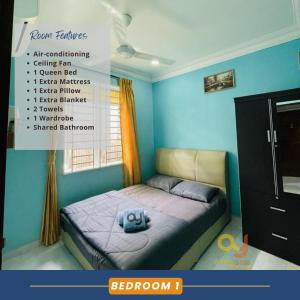 sypialnia z łóżkiem z niebieską ścianą w obiekcie Aryan G100 Homestay w mieście Kuala Besut