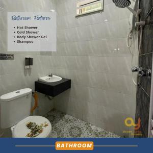 W łazience znajduje się toaleta, umywalka i prysznic. w obiekcie Aryan G100 Homestay w mieście Kuala Besut