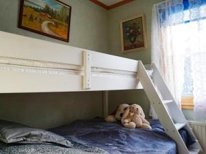 ein Etagenbett mit einem Teddybären auf dem unteren Etagenbett in der Unterkunft Holiday home Grebbestad X in Grebbestad