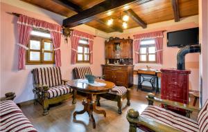 Mala Ludina的住宿－Cozy Home In Mala Ludina With Kitchen，客厅配有桌椅