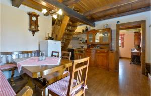 Mala Ludina的住宿－Cozy Home In Mala Ludina With Kitchen，一间带木桌的厨房和一间餐厅