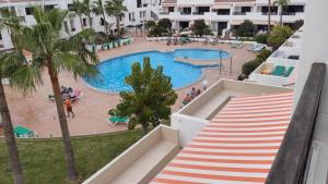 widok na basen w ośrodku w obiekcie Under The Lime, beautiful apartment Los Cristianos w mieście Los Cristianos