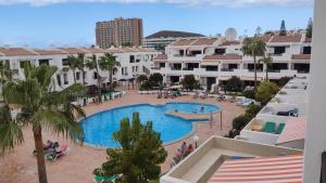 Basen w obiekcie Under The Lime, beautiful apartment Los Cristianos lub w pobliżu