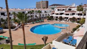 Basen w obiekcie Under The Lime, beautiful apartment Los Cristianos lub w pobliżu