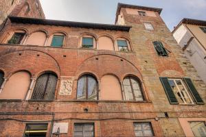 un vecchio edificio in mattoni con archi di L'antica Bifore a Lucca