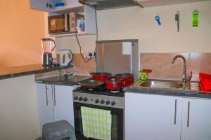 Een keuken of kitchenette bij Blue Lagoon Vacation Home