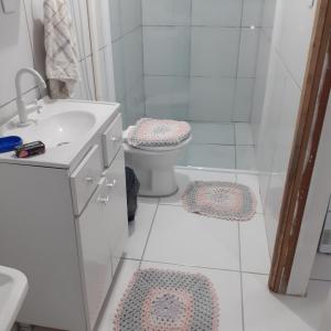 y baño con ducha, aseo y lavamanos. en Casa# Cantinho do Sossego en São Francisco do Sul