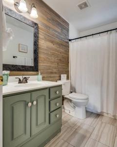La salle de bains est pourvue d'un lavabo, de toilettes et d'un miroir. dans l'établissement Family Friendly Home w/ Backyard Games, RV Parking, à Lake Havasu City