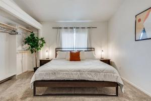 1 dormitorio con 1 cama grande y 2 mesitas de noche en Family Friendly Home w/ Backyard Games, RV Parking en Lake Havasu City