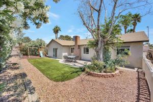 a backyard of a house with a tree at Centrally located Spacious Vacation Hom 13 m strip in Las Vegas