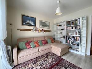 Część wypoczynkowa w obiekcie Appartement spacieux face plage avec balcon, parking privé et animaux admis à Trégastel - FR-1-368-378